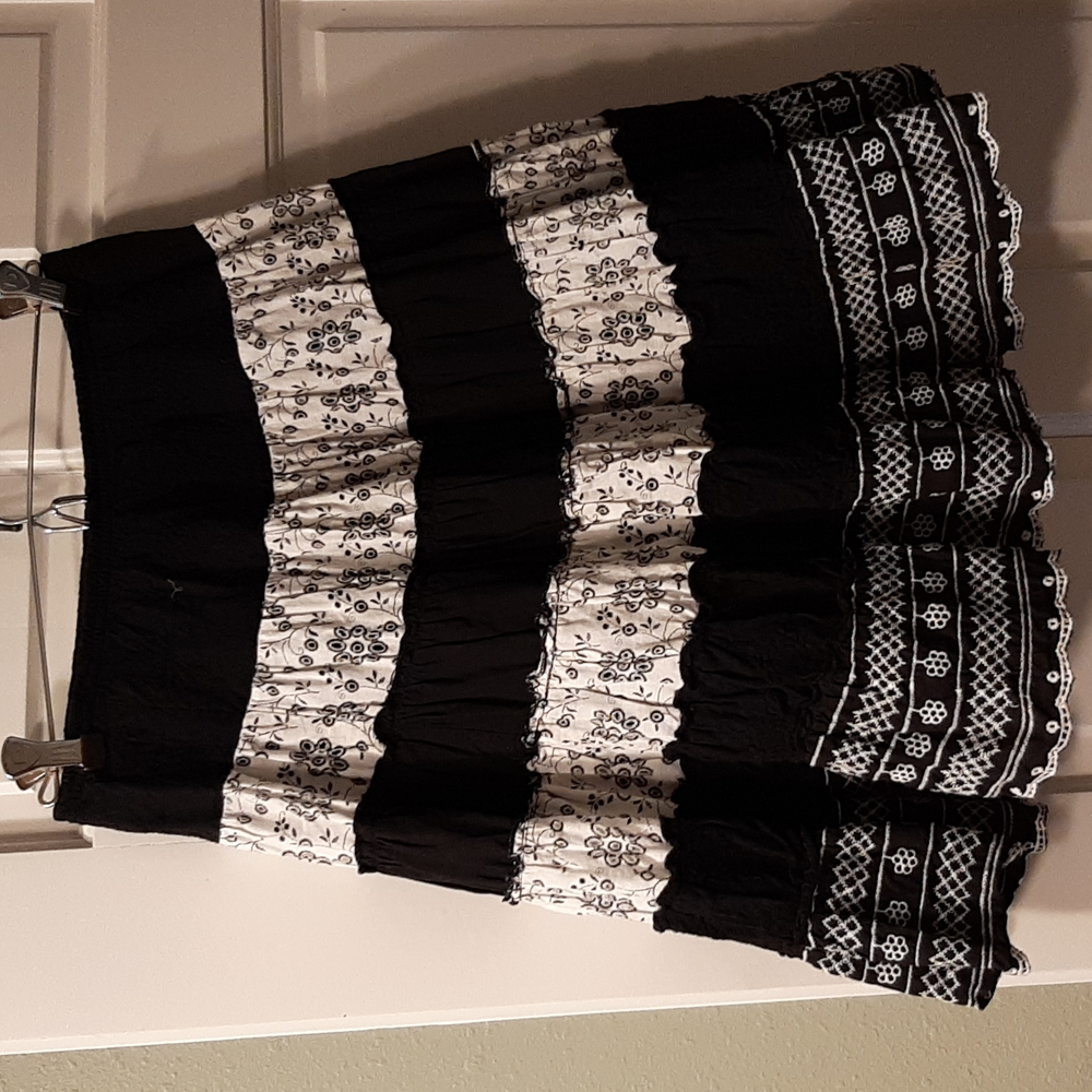 Womens knee length skirt size small black/white with ruffled designs